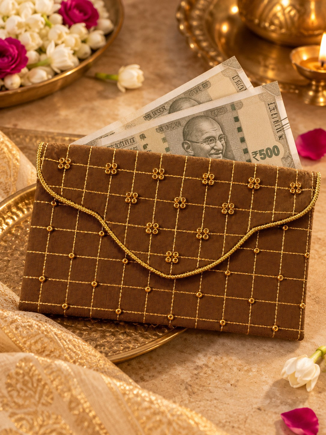 Sunehri Khadi shagun envelope with Rs 500 notes
